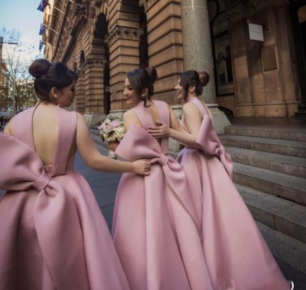 Gaun bridesmaid dengan pita pinggang